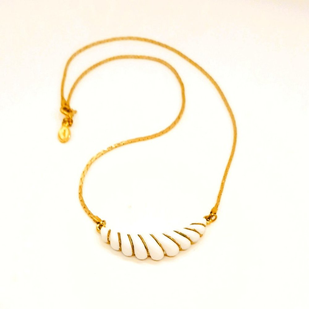 Avon 80's Gatsby Collection Necklace 16" Vtg White Scalloped Swirl Gold Jewelry